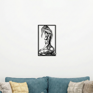 cadre d'une femme a genoux flora sur un mur de salon au dessus d'un canapé